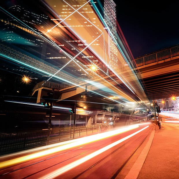 Ein futuristisches Bild enstehend durch eine Langzeitbelichtung einer Straße in Hongkong