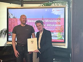 Übergabe des Zuwendungsbescheids durch Ministerin Frau Dr. Lydia Hüskens an Christian Theune vom Flying Circus