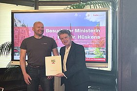 Übergabe des Zuwendungsbescheids durch Ministerin Frau Dr. Lydia Hüskens an Christian Theune vom Flying Circus