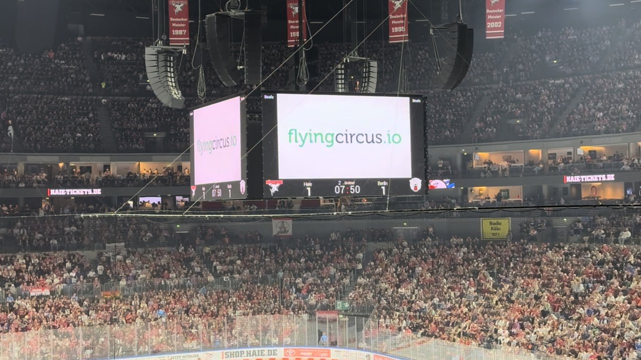 Aufnahme des Powerplay-Werbespots von flyingcircus.io auf einer großen Leinwand in der Lanxess Arena während eines Heimspiels der Kölner Haie.