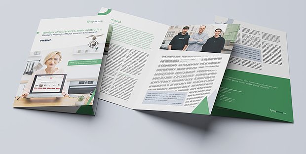 Eine grafische Anordnung des Customer Success Story Flying Circus <> PHAINA auf einem Tisch