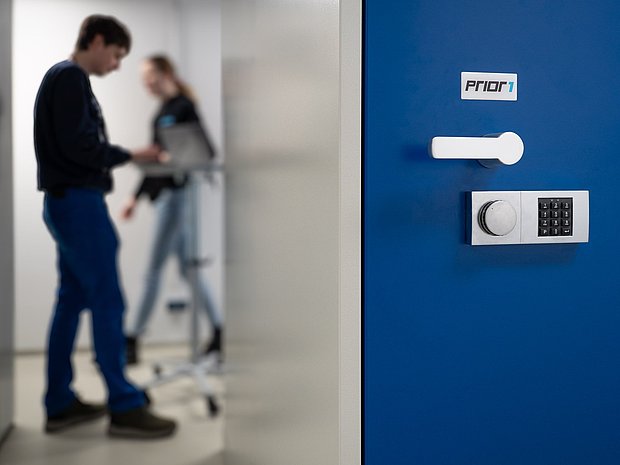Mitarbeitende in Halle im Backup Rechenzentrum vom Flying Circus Menschen arbeiten im Developmentbereich vom Flying Circus in Halle