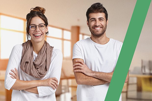 Portrait einer Firmengründerin und eines Firmengründers, die froh sind datenschutzkonforme KI zu nutzen