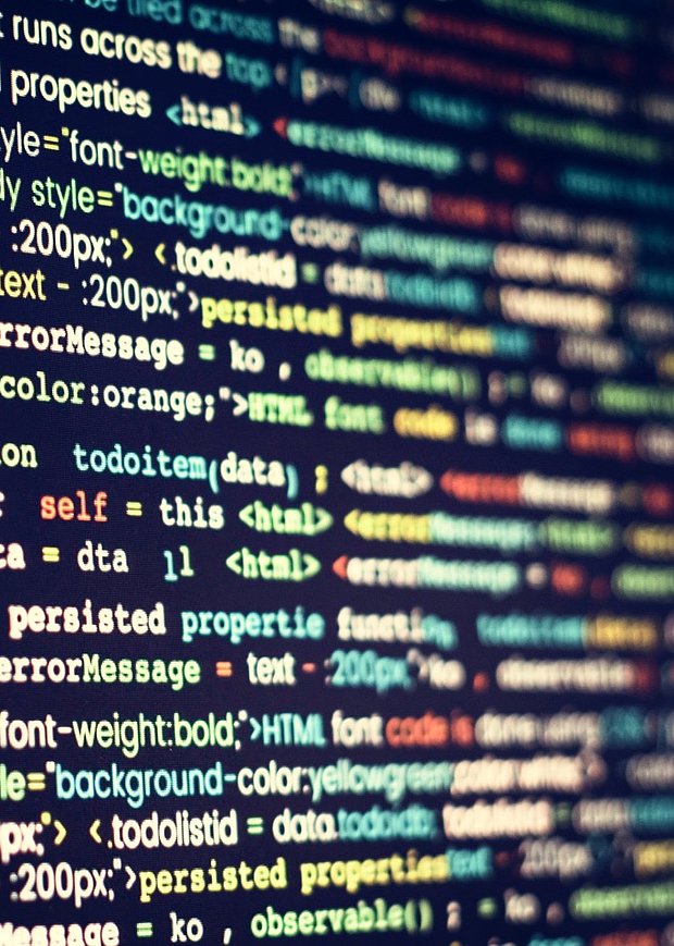 Das Bild zeigt eine Nahaufnahme von lebendigen, farbenfrohen Codezeilen und betont die abstrakte sowie technische Natur der Programmierung. Es hebt die dynamischen Elemente von HTML und CSS sowie JavaScript hervor und veranschaulicht den strukturierten und zugleich kreativen Prozess des Codierens. Der Stil vermittelt das Gefühl eines Tech-Hubs oder einer digitalen Umgebung voller Code.