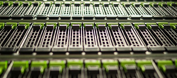 Ein Foto unseres Storage Clusters aus einer bottom up Perspektive fotografiert