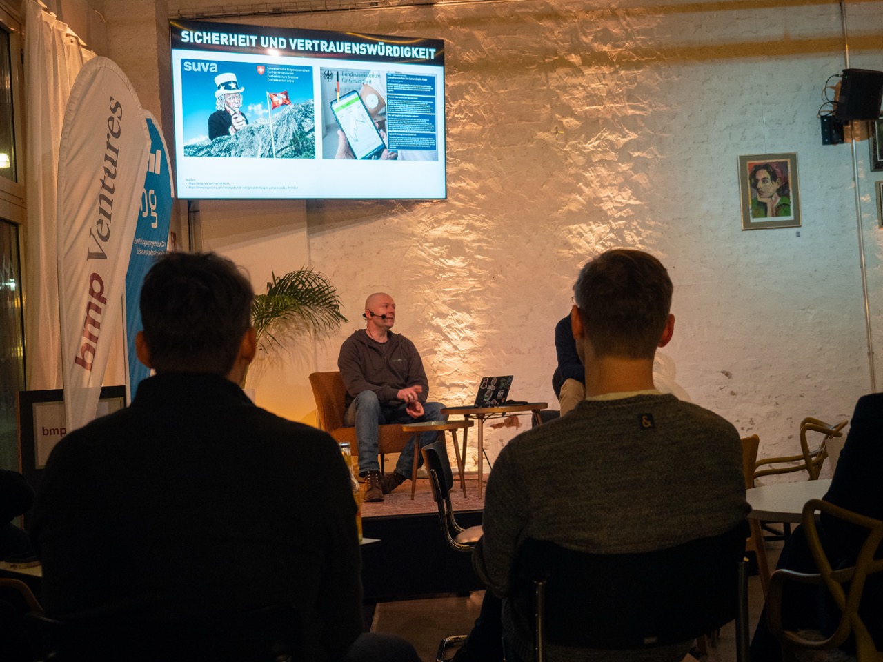 BMP Unternehmerlounge Keynote in Halle (Saale) Das Bild izeigt eine Bühne aus dem Editorium heraus fotografiert und zeigt den Redner Christian Theune der einen Vortrag hält