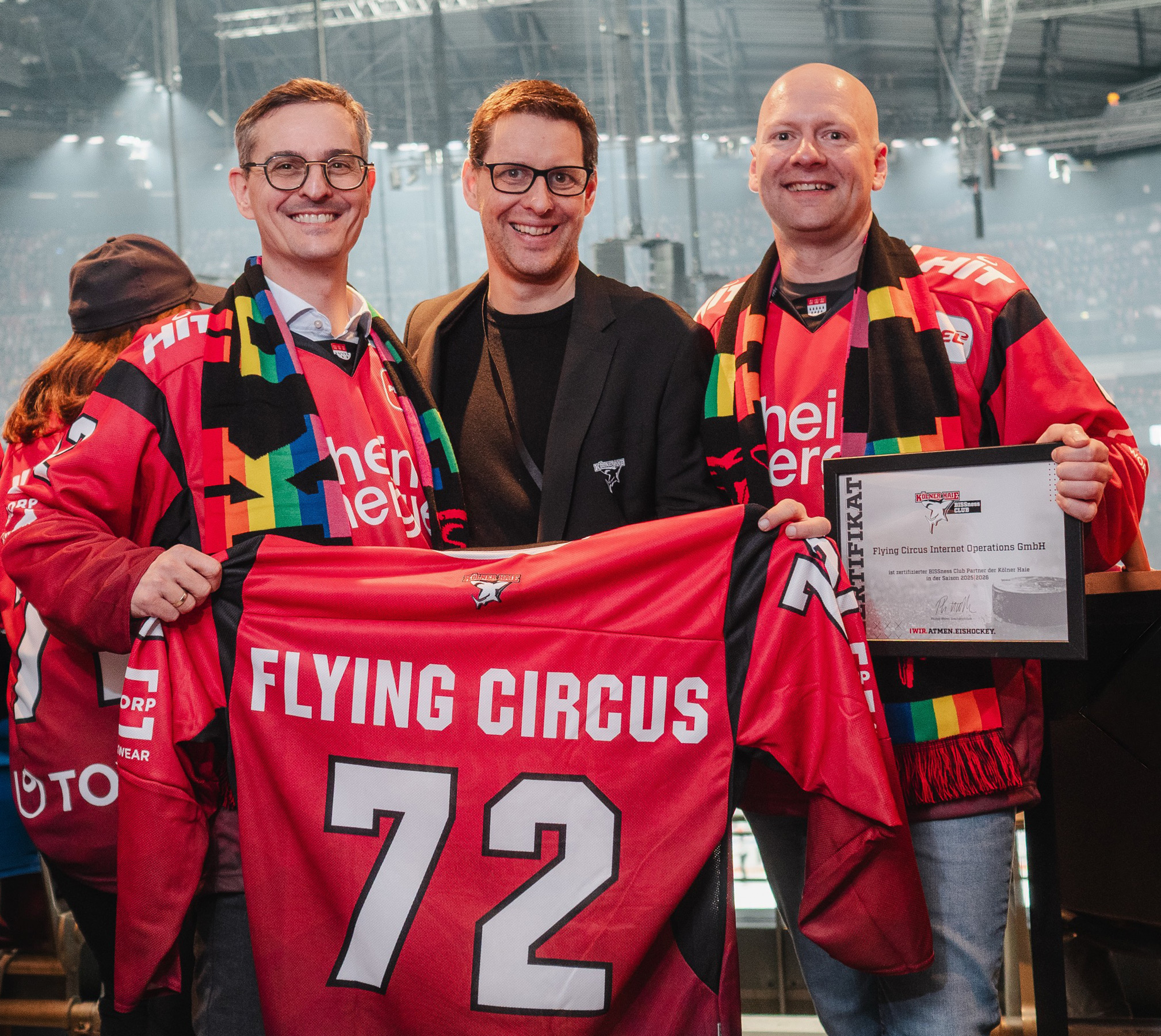 Vertreter des Flying Circus bei Vertragsunterzeichnung einer zweijährigen Partnerschaft mit den Kölner Haie.